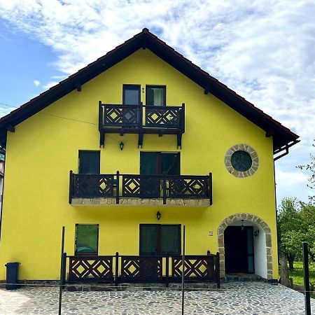 Yellow House บราน ภายนอก รูปภาพ