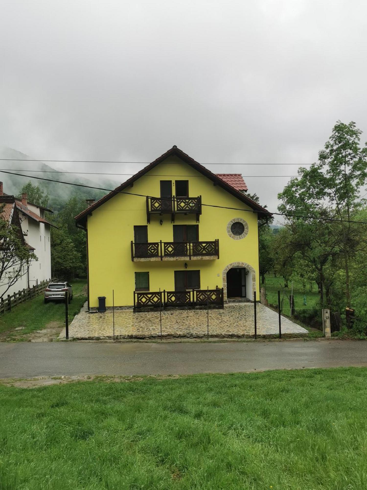 Yellow House บราน ภายนอก รูปภาพ